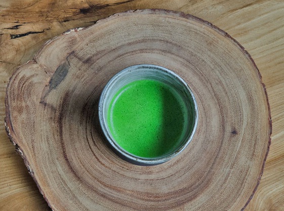 teh bubuk matcha untuk meditasi